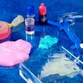 Lisciani Zestaw naukowy Crazy Science Slime w ciemności